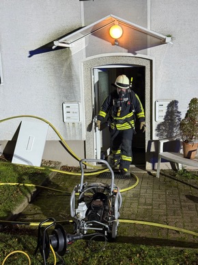 FW-EN: Brand im Dachgeschoss - Feuerwehr Hattingen rettet einen Bewohner