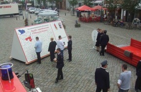 Landesfeuerwehrverband Schleswig-Holstein: FW-LFVSH: Riesen-Glückwunschkarte weiter auf dem Weg durch Schleswig-Holstein
