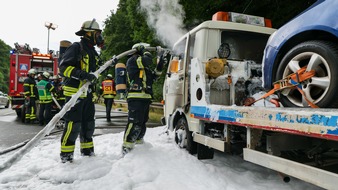 Feuerwehr Dortmund: FW-DO: Fahrzeugbrand auf der B236 - Ersthelfer aus Bremen verhindern Schlimmeres