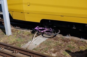 Feuerwehr Stuttgart: FW Stuttgart: Verkehrsunfall 3 - Person gegen Stadtbahn