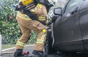 Freiwillige Feuerwehr Menden: FW Menden: PKW brennt am Heimkerweg