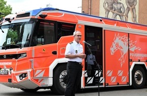 Feuerwehr Stuttgart: FW Stuttgart: &Uuml;bergabe zweier Hybrid-Hilfeleistungsl&ouml;schfahrzeuge an die Feuerwehr Stuttgart