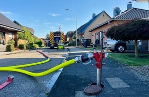 Freiwillige Feuerwehr Alpen: FW Alpen: Fahrzeug- und Dachstuhlbrand in Alpen