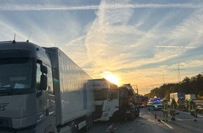 Feuerwehr Hannover: FW Hannover: Die Feuerwehr Hannover wurde heute Morgen zu einem Verkehrsunfall auf die A2 alarmiert. Bei dem Unfall wurde ein LKW-Fahrer verletzt. Die A2 war in Fahrtrichtung Dortmund gesperrt.