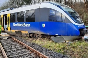 Bundespolizeidirektion Sankt Augustin: BPOL NRW: Durch Sturm umgestürzter Baum - Zug in Bad Driburg entgleist