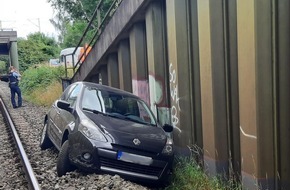 Bundespolizeiinspektion Bremen: BPOL-HB: Aus noch ungeklärten Gründen ist ein PKW im Gleisbett gelandet