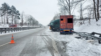 Polizeiinspektion Cuxhaven: POL-CUX: Pkw überschlägt sich - Fahrerin leicht verletzt +++ Witterungsbedingte Unfälle auf der A27 - Vollsperrung bis in die Abendstunden +++ Verkehrsunfall mit Schwerverletztem auf der B 495