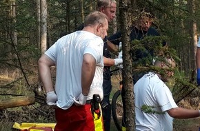 Feuerwehr Dorsten: FW-Dorsten: Gestürzte Mountainbike-Fahrerin in einem Waldgebiet. Einsatzerfolg dank guter Zusammenarbeit.