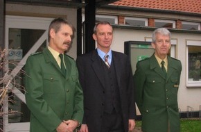 Polizeidirektion Göttingen: POL-GOE: (1170/04) ÂIch steige um von Passat auf MercedesÂ Â Leiter des Polizeikommissariates Friedland Heinz Kornrumpf von Polizeipräsident Hans Wargel offiziell verabschiedet