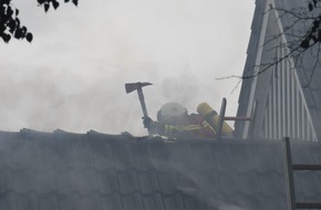 Kreisfeuerwehrverband Pinneberg: FW-PI: Dachstuhlbrand in Seestermühe von 100 Einsatzkräften erfolgreich bekämpft / Aufwändige Nachlöscharbeiten dauern an