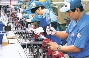 PAUL FORRER AG: Innovation technique japonaise dans le domaine des moteurs à deux
temps: consommation plus économique et moins d'émissions.