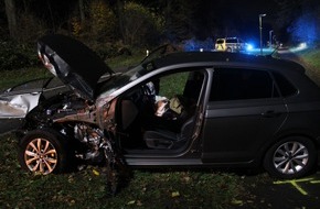 Polizei Rheinisch-Bergischer Kreis: POL-RBK: Bergisch Gladbach - Pkw bei Verkehrsunfall in Gronau mehrfach überschlagen - gemeinsame Pressemitteilung der Polizei Rhein-Berg und der Feuerwehr Bergisch Gladbach