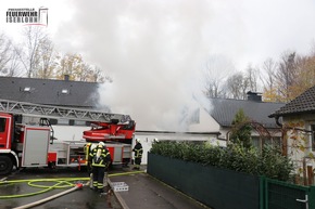 FW-MK: Anbau in Vollbrand. Übergreifen auf Wohnhaus verhindert.