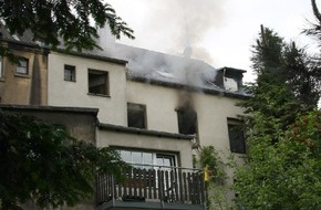 Feuerwehr Essen: FW-E: Feuer in Mehrfamilienhaus in Essen-Kray