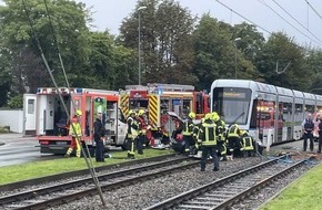 Feuerwehr Gelsenkirchen: FW-GE: Pkw kollidiert mit Straßenbahn / Zwei eingeklemmte Pkw-Insassen nach Zusammenstoß mit Straßenbahn