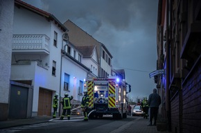 FW LK Neunkirchen: Rauchsäule weist Feuerwehr den Weg - Mehrparteienhaus nach Brand unbewohnbar