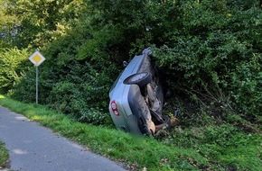 Freiwillige Feuerwehr Gemeinde Schiffdorf: FFW Schiffdorf: Pkw kommt von Straße ab - Fahrzeug bleibt auf der Seite liegen