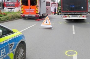 Kreispolizeibehörde Märkischer Kreis: POL-MK: Radfahrer gerät unter LKW und wird lebensgefährlich verletzt