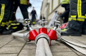 Feuerwehr Neuss: FW-NE: Brand eines Garagenanbaus droht auf Wohnhaus &uuml;berzugreifen | Schnelle Brandbek&auml;mpfung verhindert Ausbreitung