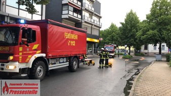 Feuerwehr Plettenberg: FW-PL: Einsätze der Plettenberger Feuerwehr im Verlauf des Freitags. PKW fährt in umgestürzten Baum.
