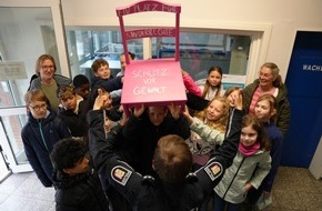 Polizeidirektion Kiel: POL-KI: 260520.2 Kiel: Bunte St&uuml;hle f&uuml;r starke Kinderrechte - Viertkl&auml;ssler der Toni-Jensen-Grundschule &uuml;bergeben der Polizeistation Dietrichsdorf einen Kinderrechtestuhl