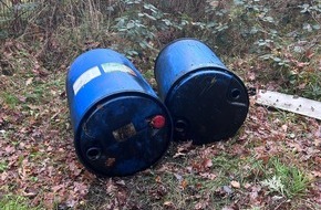 Polizeidirektion Bad Segeberg: POL-SE: Elmshorn - Illegal entsorgte Fässer laufen aus und verschmutzen Boden - Strafverfahren eingeleitet - Polizei sucht Zeugen