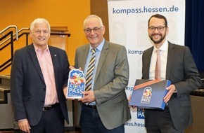 Polizeipräsidium Nordhessen - Kassel: POL-KS: Lohfelden in Sicherheitsinitiative KOMPASS aufgenommen: Bürgermeister Jäger empfängt Begrüßungsschild