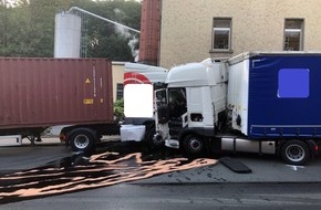 Polizei Minden-Lübbecke: POL-MI: Frontalzusammenstoß zweier Lkw auf der B 239 in Lübbecke