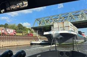 Feuerwehr Neuss: FW-NE: Binnenschiff kollidierte mit Brückenpfeiler der Hammer-Eisenbahnbrücke | Feuerwehr verhindert Untergang des Schiffs