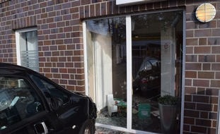 Polizeiinspektion Wilhelmshaven/Friesland: POL-WHV: Verkehrsunfall in Schortens- Pkw fährt in Schaufensterfront einer Apotheke - Keine Verletzten (mit Bild)