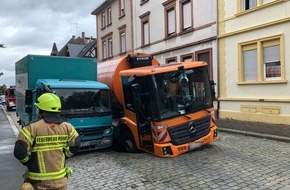 Polizeidirektion Worms: POL-PDWO: Wasserrohrbruch - Fahrzeuge brechen in Fahrbahn ein