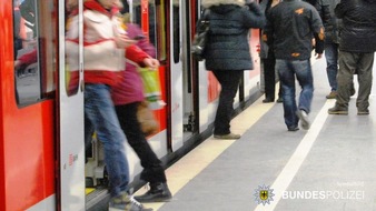 Bundespolizeidirektion München: Bundespolizeidirektion München: Auseinandersetzung in S-Bahn
Junger Mann nimmt Füße nicht weg - Zeugen gesucht