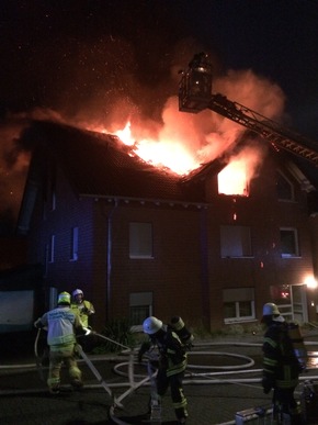 FW-Stolberg: Zwei Schwerverletze und hoher Sachschaden bei Hausbrand - Feuer SOS