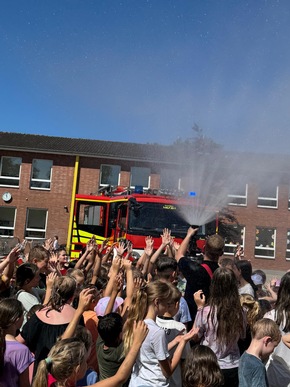 FW-WRN: Räumungsübung an der Uhlandgrundschule: Freiwillige Feuerwehr Werne trainiert den Ernstfall mit rund 470 Schülern