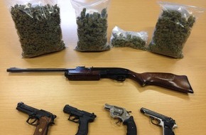 Polizei Düsseldorf: POL-D: Düsseltal - Erfolgreicher Zugriff des Einsatztrupps - Marihuana, Bargeld und Waffen sichergestellt - Tatverdächtige festgenommen - Haftrichter - Foto der sichergestellten Gegenstände hängt an