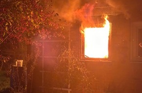 Feuerwehr Helmstedt: FW Helmstedt: Schuppenbrand in Helmstedt - Feuerwehr verhindert Übergreifen auf Wohnhaus