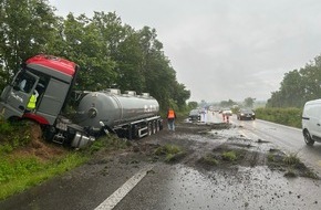 Polizeidirektion Landau: POL-PDLD: Verkehrsbeeinträchtigung - Lkw fährt in den Graben