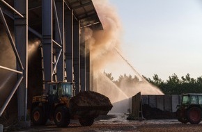 Kreisfeuerwehrverband Plön: FW-PLÖ: In Rendswühren gerät am Donnerstag gegen 18:20 Uhr eine Halle mit Holhackschnitzeln in Brand. Feuerwehrleute aus sieben umliegenden Wehren bekämpfen das Feuer.