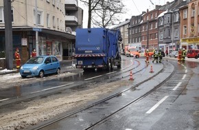 Feuerwehr Mülheim an der Ruhr: FW-MH: Oberleitungsschaden nach Unfall mit Müllfahrzeug