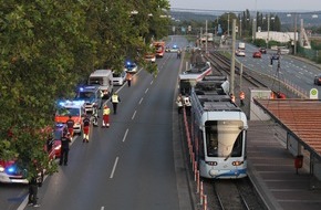 Polizei Bochum: POL-BO: Bochum / Zusammenstoß zwischen der "310" und der "302" - Zwei Frauen bei Straßenbahnunfall verletzt