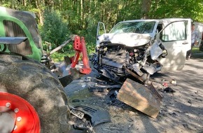 Polizei Mettmann: POL-ME: Frontalzusammenstoß mit Traktor: 28-jähriger Bochumer schwer verletzt - Velbert - 2110022