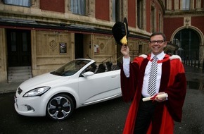 Kia Deutschland GmbH: Kia-Chefdesigner Peter Schreyer Ehrendoktor des Royal College of Art