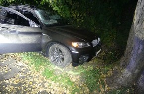 Kreispolizeibehörde Oberbergischer Kreis: POL-GM: Auto kracht gegen Baum