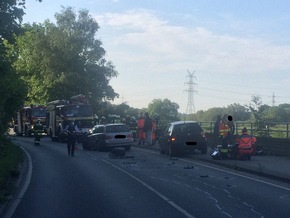 FW-EN: Zwei Einsätze am Abend: Verkehrsunfall mit mehreren PKW und Brand eines Elektrofahrzeugs