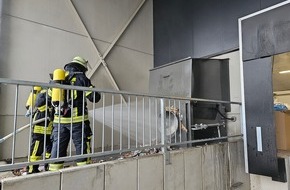Feuerwehr Bergheim: FW Bergheim: Feuerwehr löscht brennende Papierpresse an Supermarkt in Bergheim