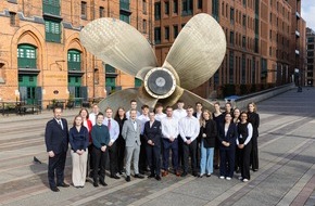 Hauptzollamt Hamburg: HZA-HH: Zoll bildet aus: 22 neue Z&ouml;llnerinnen und Z&ouml;llner in Hamburg