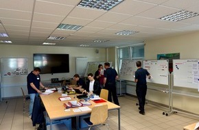 Feuerwehr VG Asbach: FW VG Asbach: Landes&uuml;bungstag Rheinland-Pfalz / F&uuml;hrung einer Fl&auml;chenlage ge&uuml;bt