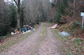 Polizeipräsidium Freiburg: POL-FR: Steinen-Weitenau: Hausrat im Wald entsorgt - Zeugensuche