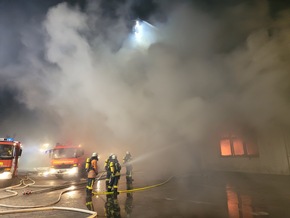POL-STD: Feuer zerstört leerstehendes Gaststättengebäude in Freiburg/Elbe