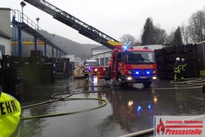 FW-PL: OT-Himmelmert. Dachstuhlbrand in einem Industriebetrieb sorgt für Großeinsatz der Plettenberger Feuerwehr.